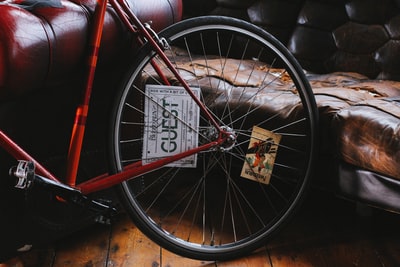沙发边的红色自行车